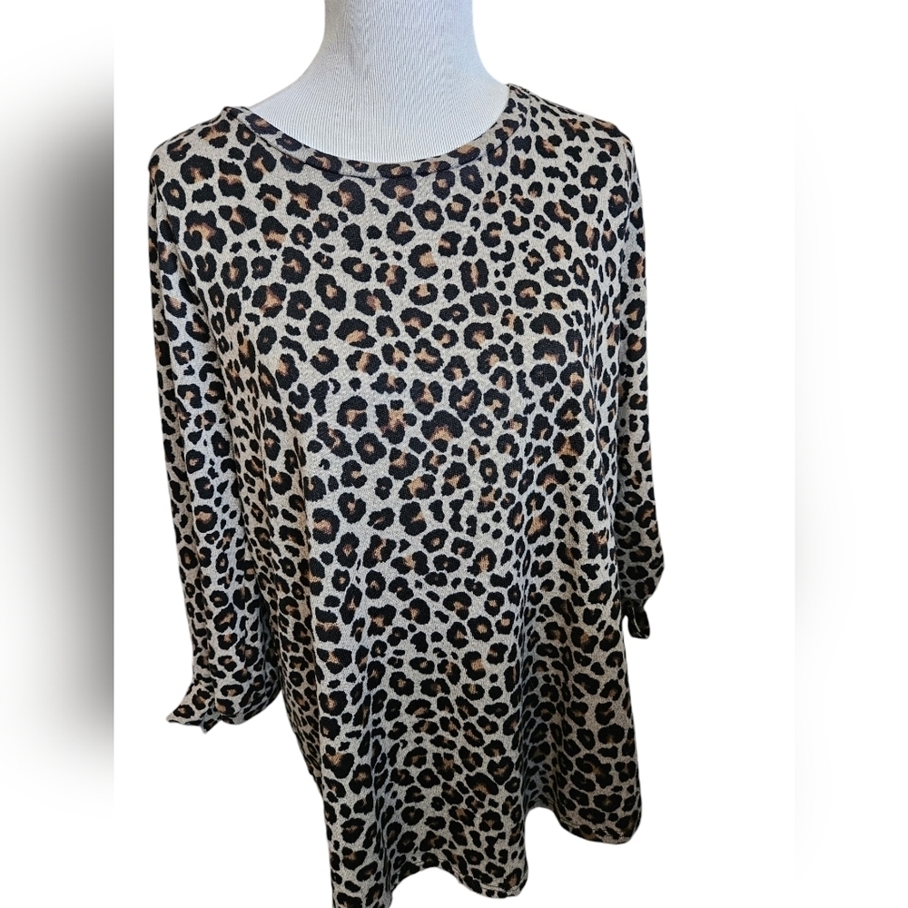 NVIU Made in the USA animal and  blouse size large.